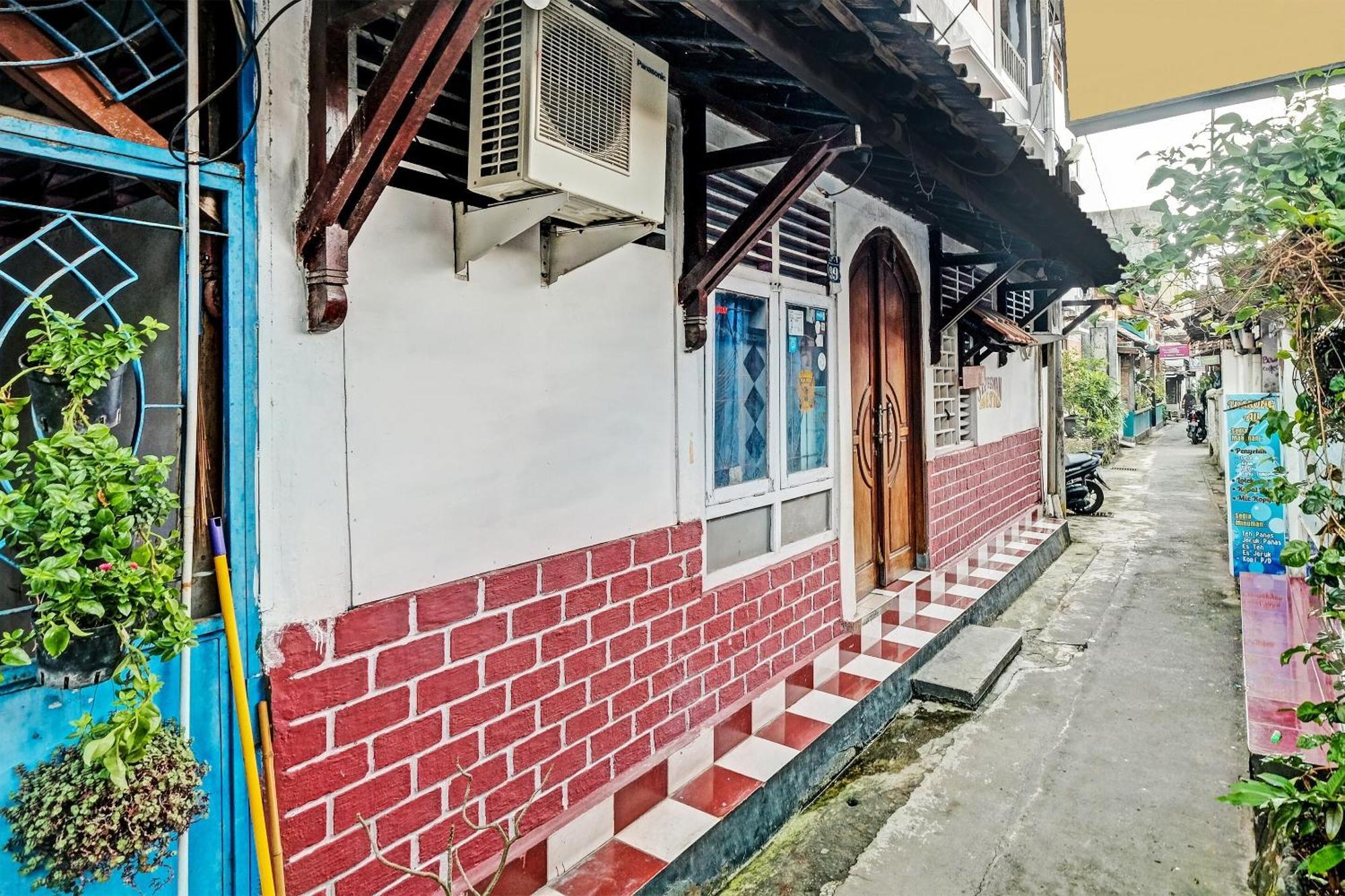 Spot On 91915 Homestay Superman Yogyakarta Esterno foto
