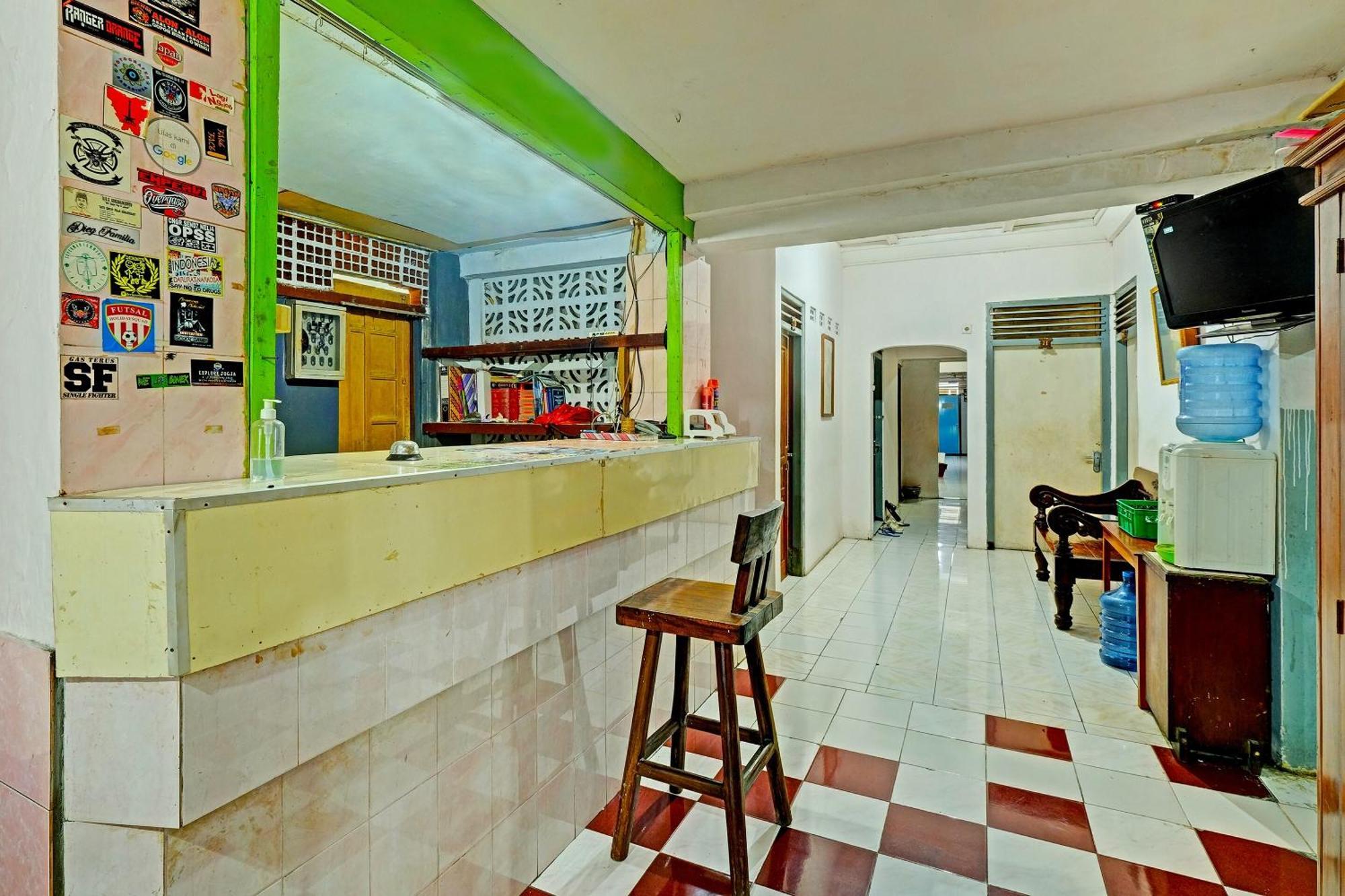 Spot On 91915 Homestay Superman Yogyakarta Esterno foto