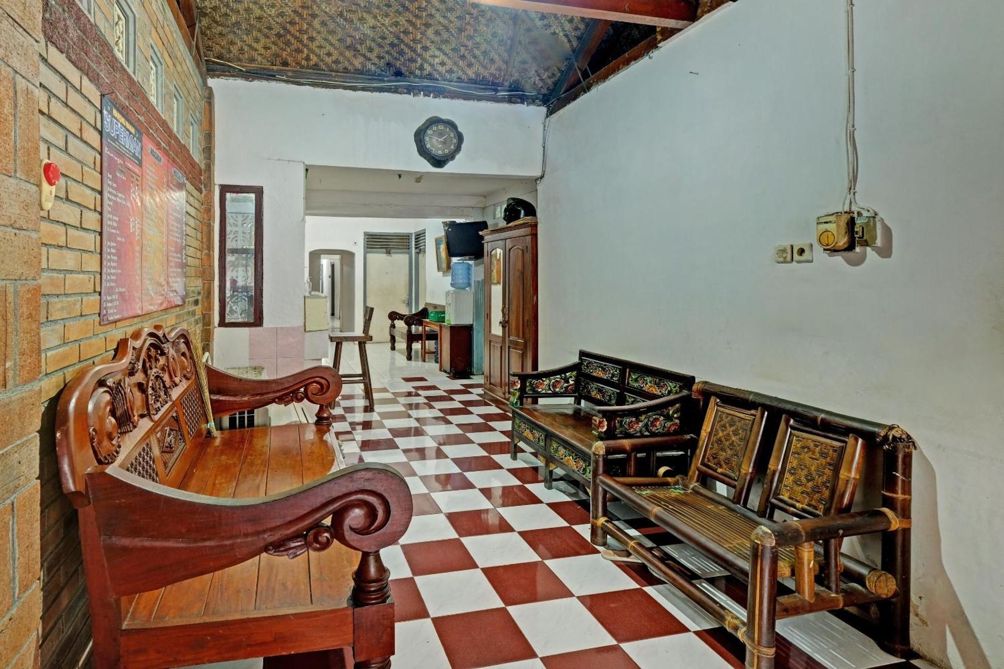 Spot On 91915 Homestay Superman Yogyakarta Esterno foto